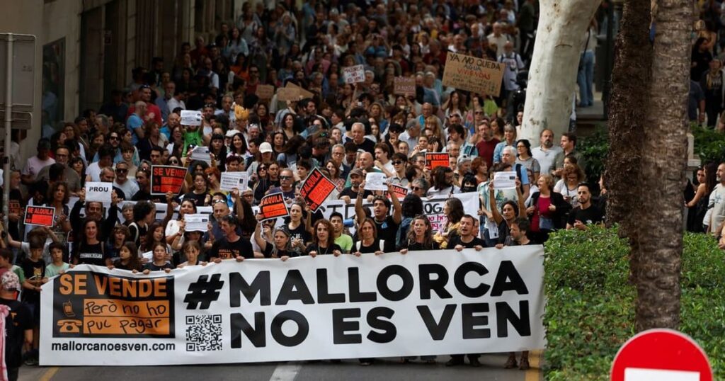 Протест на Майорці проти туризму з банером #MALLORCA NO ES VEN