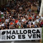 Протест на Майорці проти туризму з банером #MALLORCA NO ES VEN