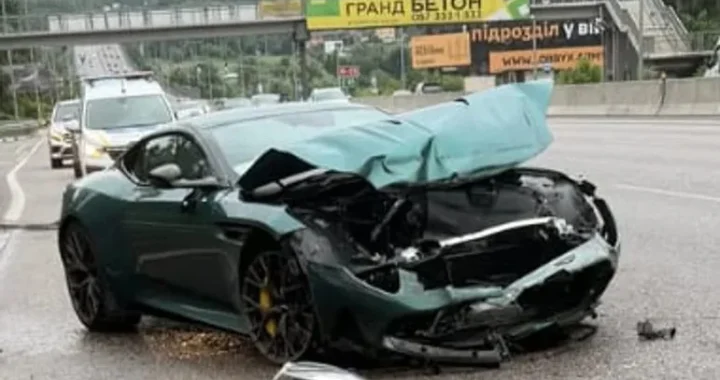 Пошкоджений Aston Martin DB12 після ДТП під Києвом