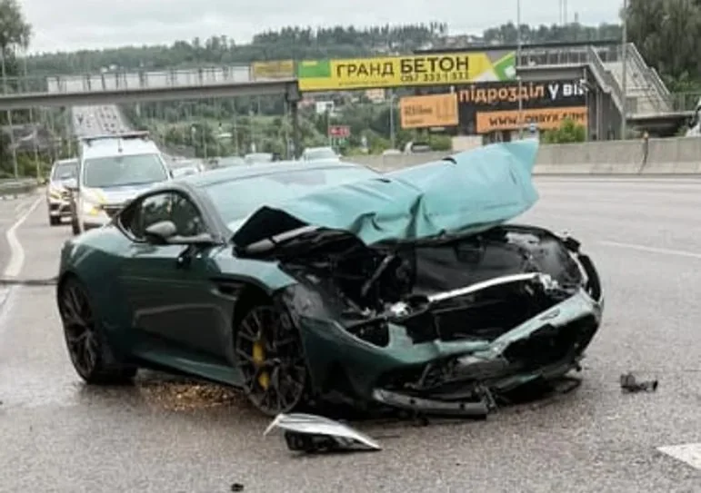 Пошкоджений Aston Martin DB12 після ДТП під Києвом