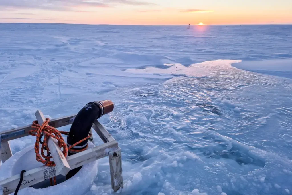 Помпа Real Ice викачує воду на арктичний лід у Кембридж-Бей