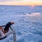 Помпа Real Ice викачує воду на арктичний лід у Кембридж-Бей