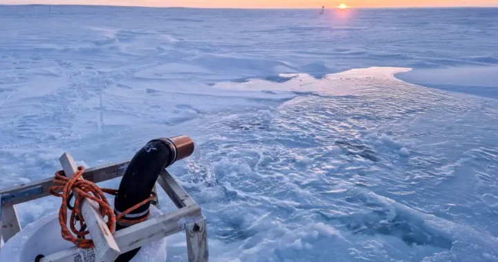 Помпа Real Ice викачує воду на арктичний лід у Кембридж-Бей