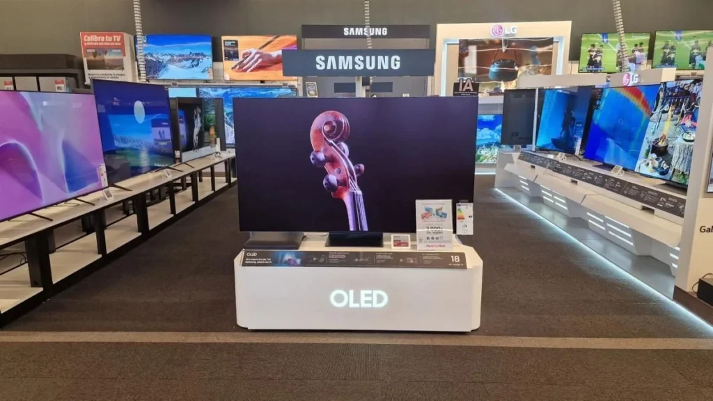 Демонстраційний режим Samsung OLED телевізора в магазині з яскравим зображенням
