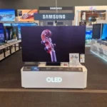 Демонстраційний режим Samsung OLED телевізора в магазині з яскравим зображенням