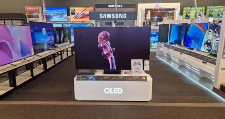 Демонстраційний режим Samsung OLED телевізора в магазині з яскравим зображенням