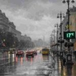 Дощ на вулицях Києва 9 червня, люди з парасольками, 17°C на табло ЦУМу