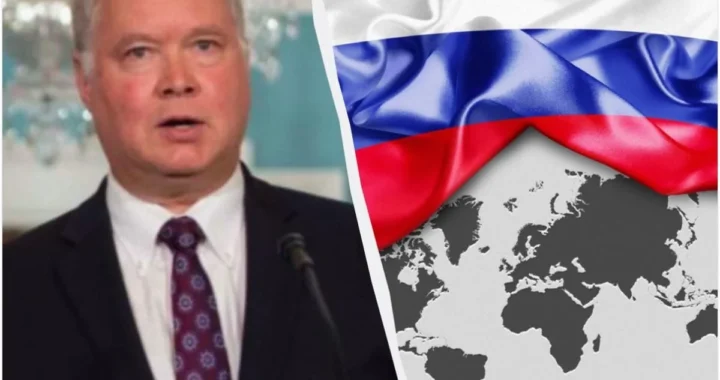 Екс-дипломат США Стівен Біґан на тлі прапора Росії та мапи світу