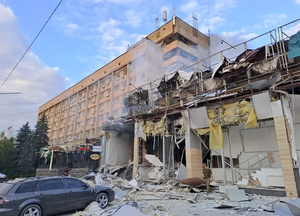 Зруйнована будівля в Краматорську після удару російських глайд-бомб