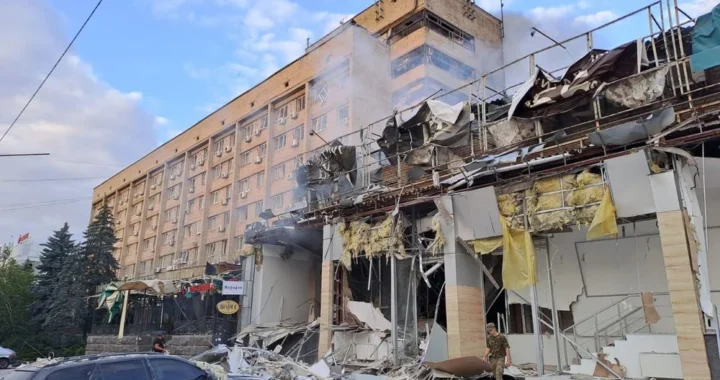 Зруйнована будівля в Краматорську після удару російських глайд-бомб