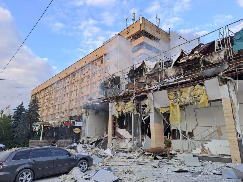 Зруйнована будівля в Краматорську після удару російських глайд-бомб