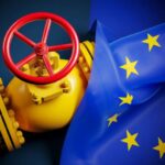 Газова труба з червоним вентилем та прапором ЄС