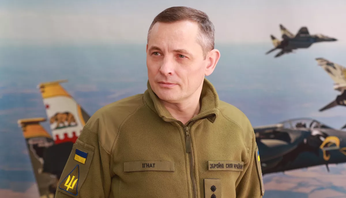 Юрій Ігнат у формі ЗСУ на тлі винищувачів про розпізнавання ракет РФ