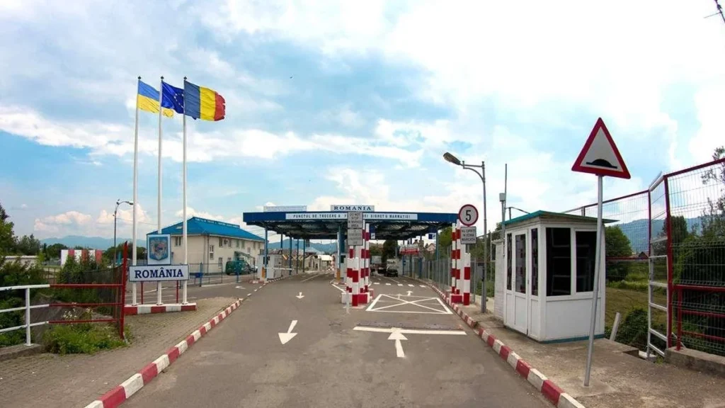 Пункт пропуску на кордоні України та Румунії з державними прапорами