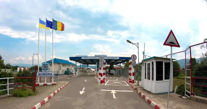 Пункт пропуску на кордоні України та Румунії з державними прапорами