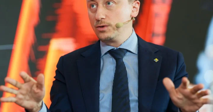 Гендиректор Інтерпайп Лука Занотті виступає на конференції URC 2026