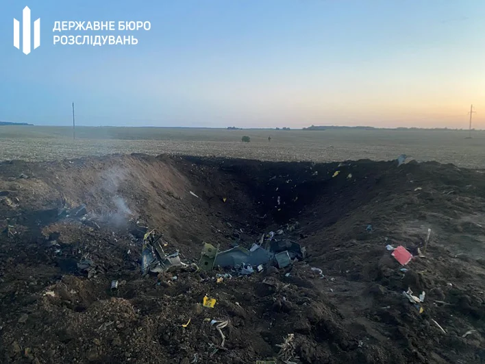 Місце катастрофи Су-24М на Хмельниччині з уламками під час розслідування ДБР