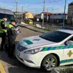 Інспектори Укртрансбезпеки перевіряють мікроавтобус на дорозі