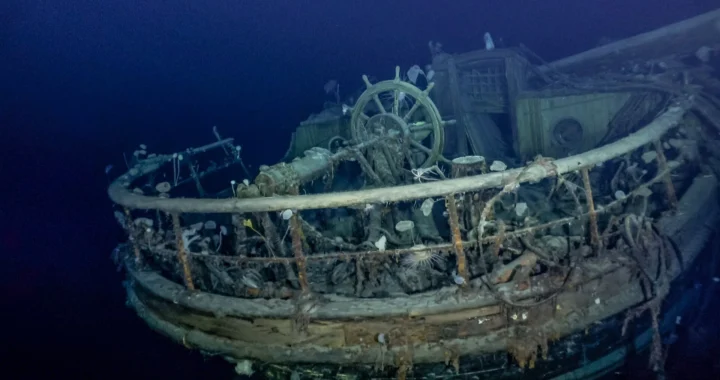 Обломки корабля Джеймса Кука на дне гавани Ньюпорта