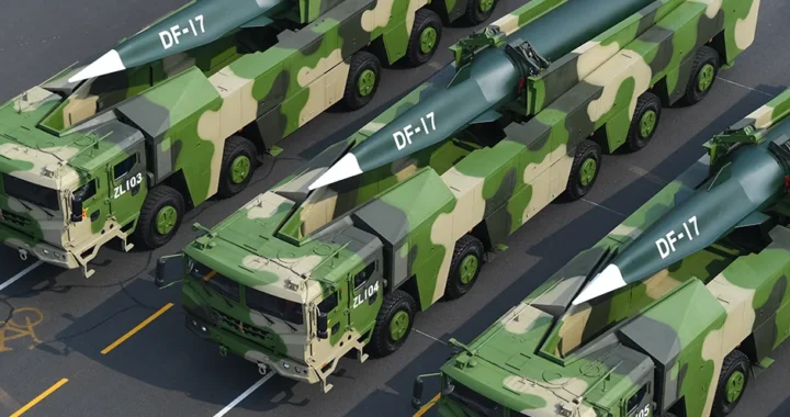 Китайські гіперзвукові ракети DF-17 на мобільних пускових установках під час параду