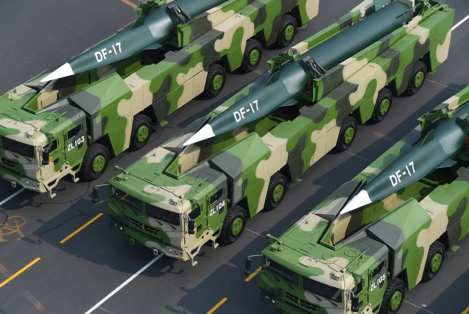 Китайські гіперзвукові ракети DF-17 на мобільних пускових установках під час параду
