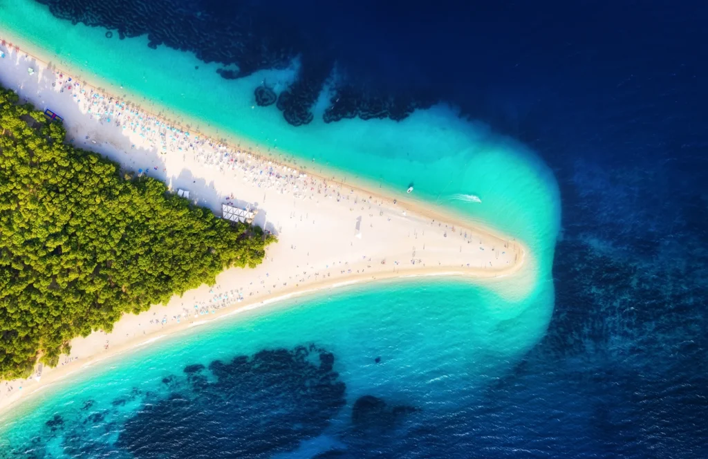 Пляж Nissi Beach в Айя-Напі з бірюзовою водою та білим піском
