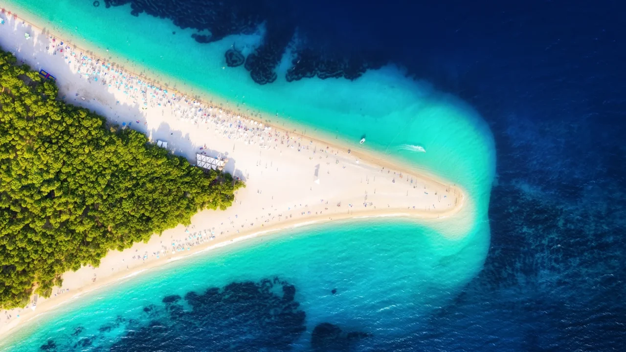 Пляж Nissi Beach в Айя-Напі з бірюзовою водою та білим піском