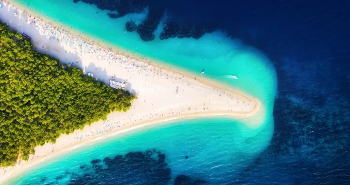 Пляж Nissi Beach в Айя-Напі з бірюзовою водою та білим піском