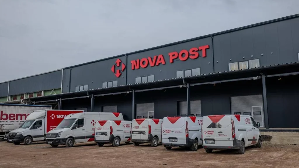 Хаб Нова пошта в Молдові з флотом фургонів перед будівлею