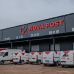Хаб Нова пошта в Молдові з флотом фургонів перед будівлею