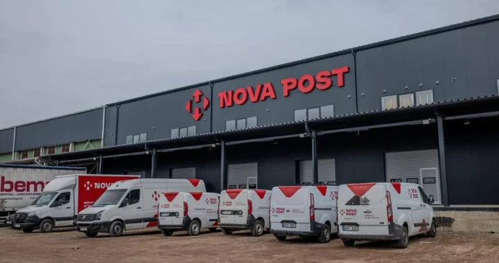 Хаб Нова пошта в Молдові з флотом фургонів перед будівлею