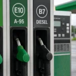 Паливні колонки АЗС з маркуванням E5, E10 та B7 на насосах