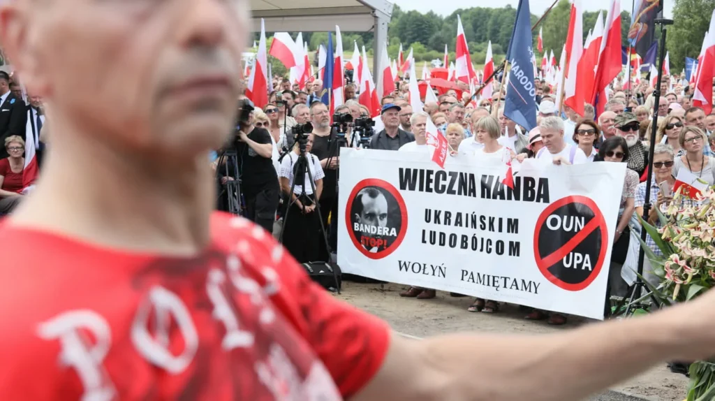 Польські протестувальники з банером проти УПА, Бандери та ОУН під час акції в Польщі