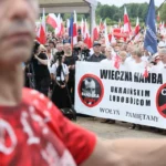 Польські протестувальники з банером проти УПА, Бандери та ОУН під час акції в Польщі