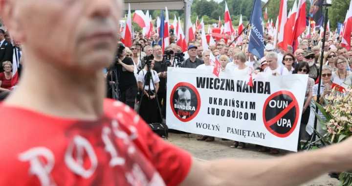 Польські протестувальники з банером проти УПА, Бандери та ОУН під час акції в Польщі
