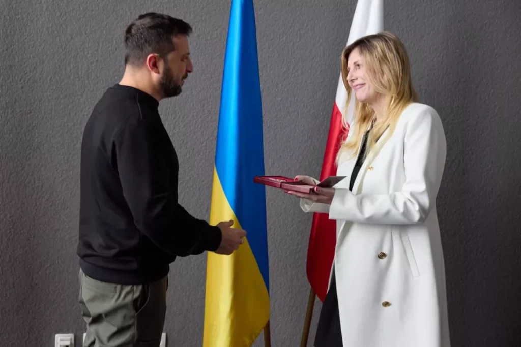 Зеленський отримує «Орден Майбутнього» від польської активістки на тлі прапорів
