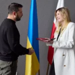 Зеленський отримує «Орден Майбутнього» від польської активістки на тлі прапорів