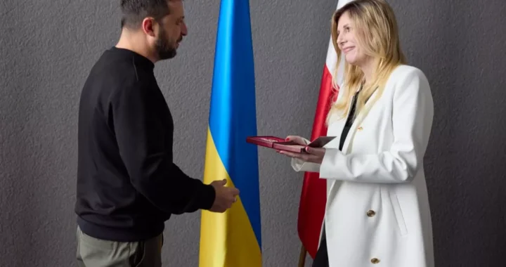 Зеленський отримує «Орден Майбутнього» від польської активістки на тлі прапорів