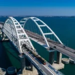 Керченський міст з потягом та автомобілями над Керченською протокою