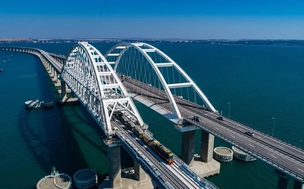 Керченський міст з потягом та автомобілями над Керченською протокою