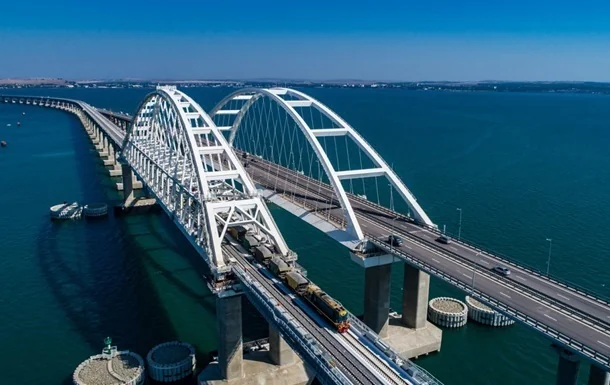 Керченський міст з потягом та автомобілями над Керченською протокою