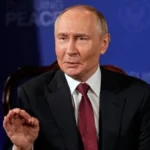 Володимир Путін закликає до миру на тлі напису Securing Peace