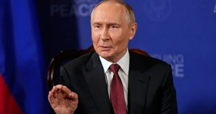 Володимир Путін закликає до миру на тлі напису Securing Peace
