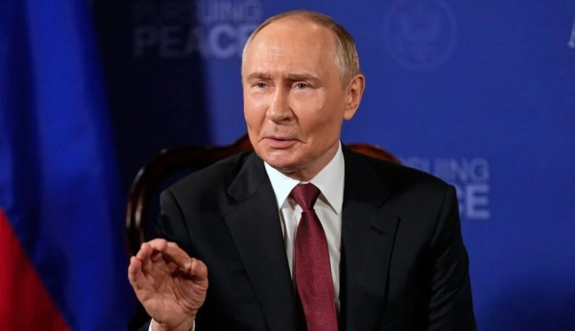 Володимир Путін закликає до миру на тлі напису Securing Peace
