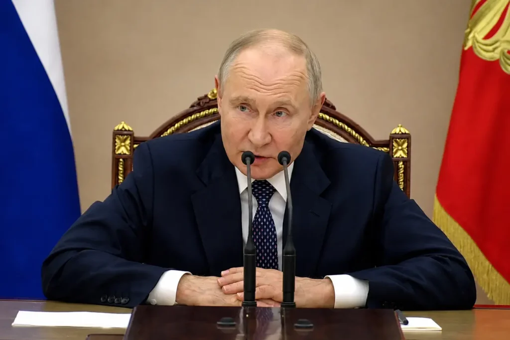 Володимир Путін за столом з мікрофонами під час заяви про Україну