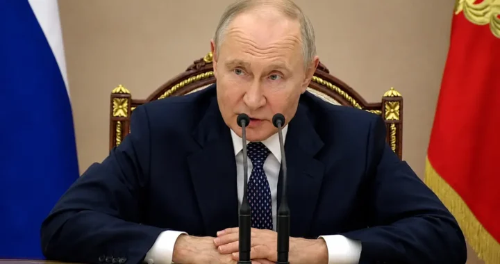 Володимир Путін за столом з мікрофонами під час заяви про Україну