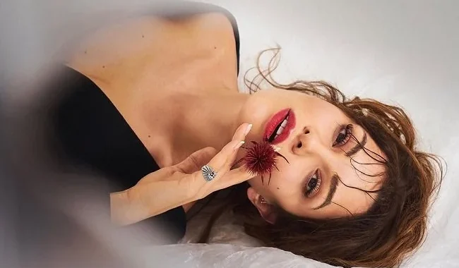Эдже Иртем, звезда сериала «Кизиловый шербет», в драматическом портрете с красным акцентом