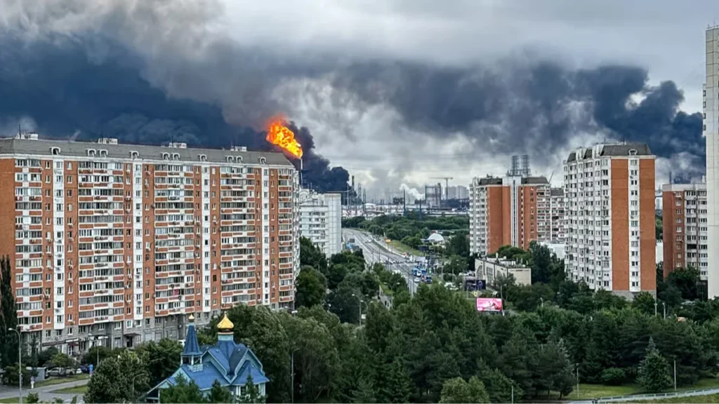 Дым от удара по объекту ВПК в Москве над жилыми домами