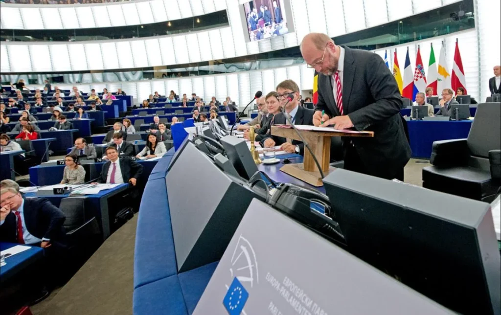 Депутат Європейського парламенту підписує рішення про компенсації за затримки рейсів