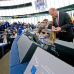 Депутат Європейського парламенту підписує рішення про компенсації за затримки рейсів